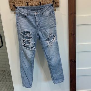 American Eagle Tomgirl light colored jeans. Size 4 in women’s.